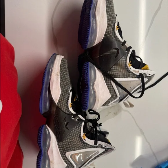 Nike Black and Yellow Sneakers High-Performance Design - Picture 3 of 5